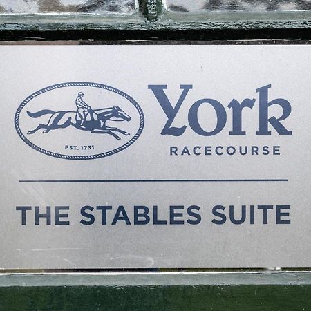 The Stable Suite At York Racecourse Kültér fotó