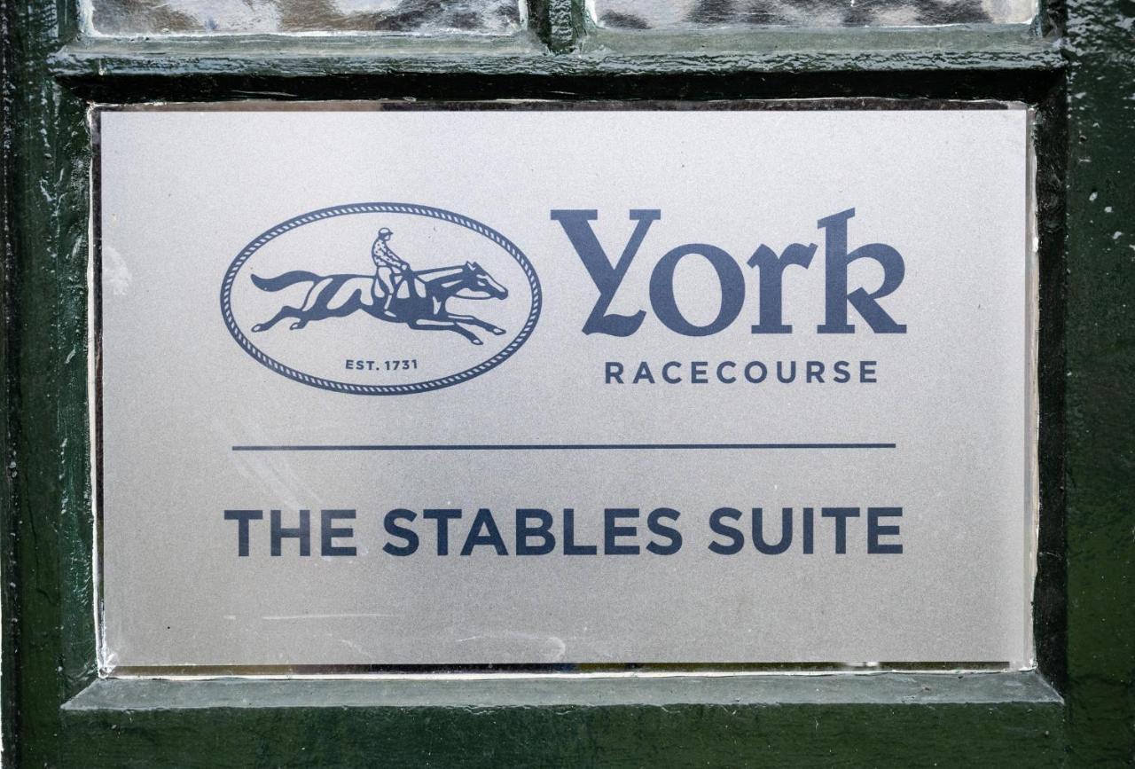 The Stable Suite At York Racecourse Kültér fotó