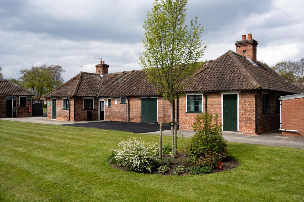 The Stable Suite At York Racecourse Kültér fotó